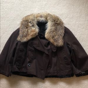 Fur collared brown short trench coat